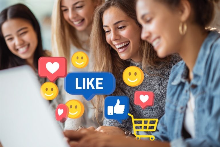 Lachende Freunde am Laptop mit Social-Media-Icons