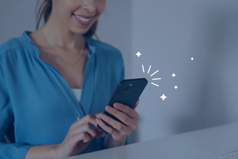 Person lächelt bei der Nutzung eines Smartphones.