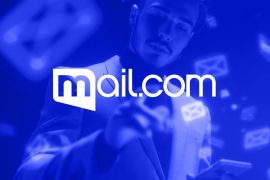 Mail.com-Logo vor Nutzer mit Smartphone