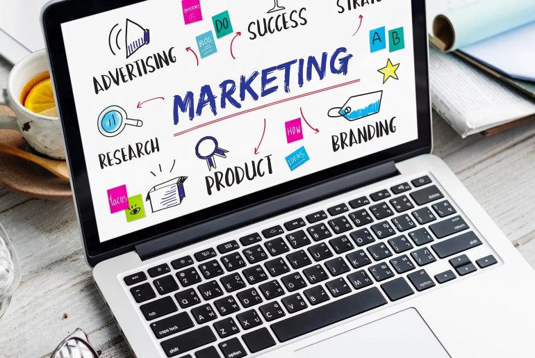 Pantalla de portátil con conceptos de marketing