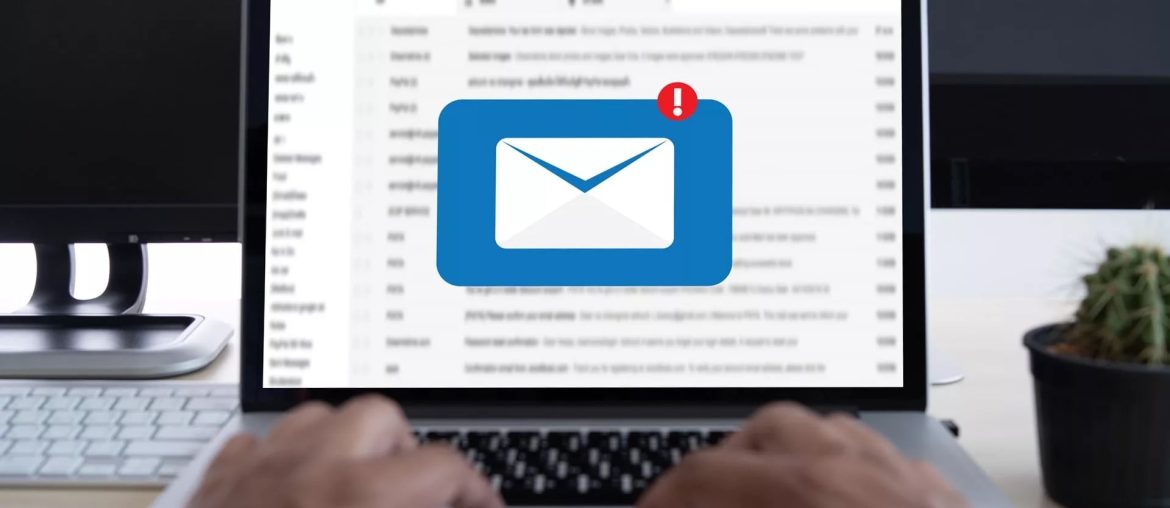 Notificación de correo nuevo en laptop, pantalla buzón.