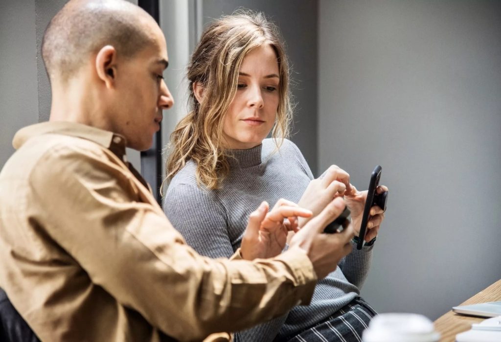 Emojis en los SMS profesionales: ¿buena o mala idea? 🤔