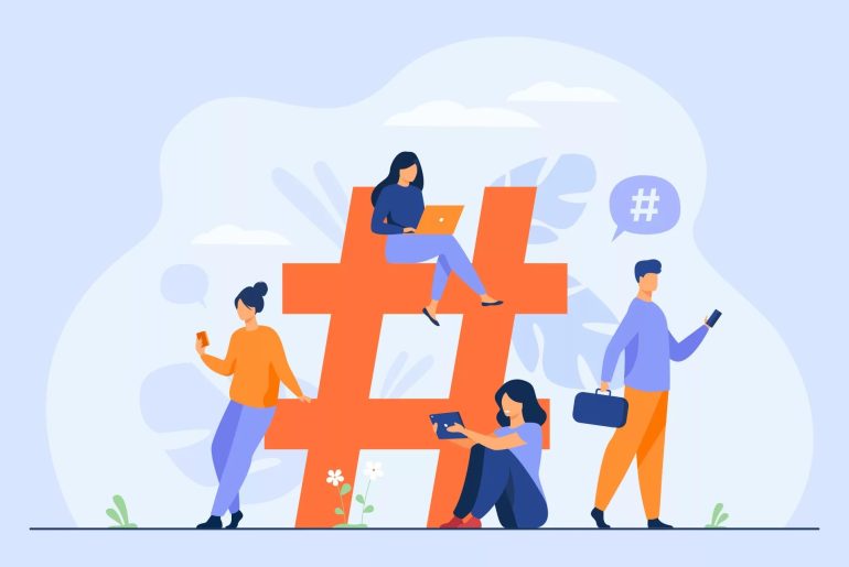 Personas usando tecnología frente a símbolo hashtag.