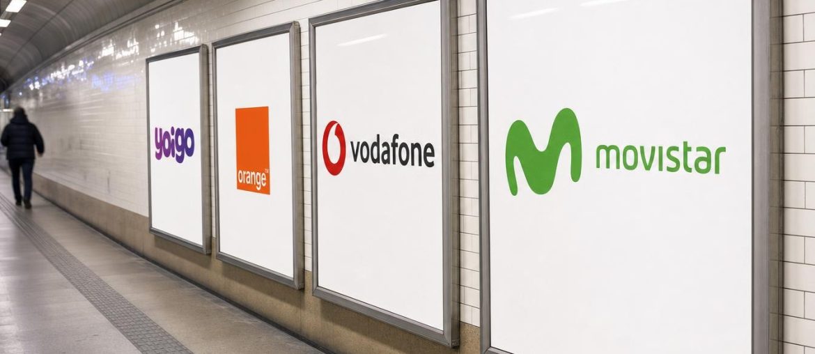 Entregabilidad SMS: qué impide que tus mensajes lleguen a los operadores Carteles de los operadores móviles Movistar, Vodafone, Orange y Yoigo en un pasillo de metro