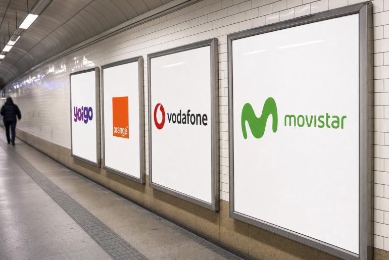 Carteles de los operadores móviles Movistar, Vodafone, Orange y Yoigo en un pasillo de metro