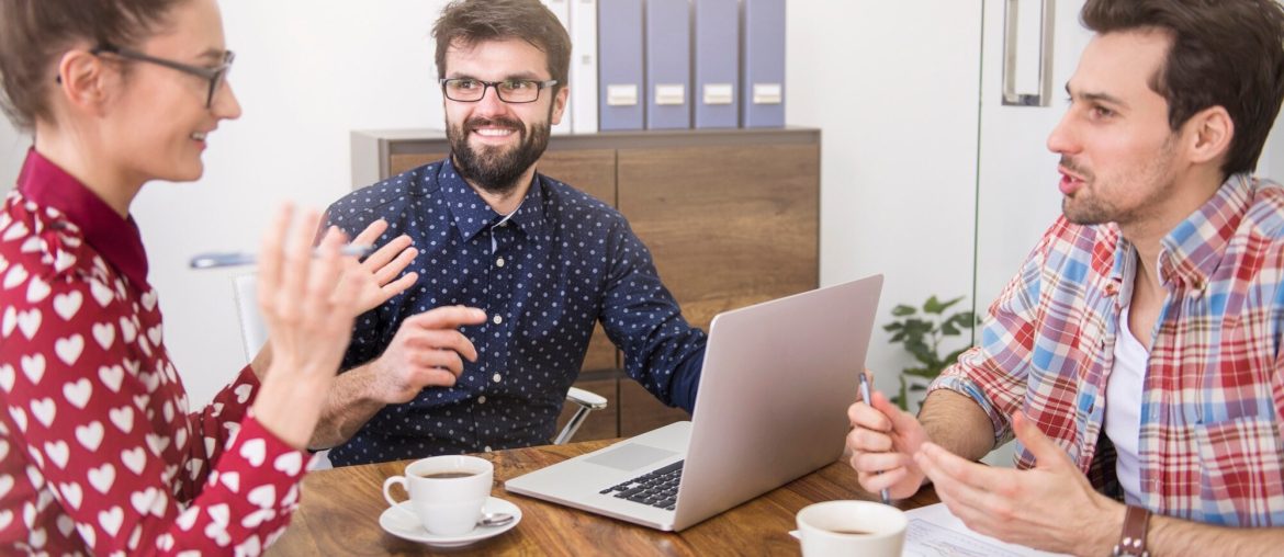 Réunion de travail avec trois personnes.