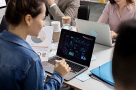 Femme analysant des données sur un ordinateur portable.