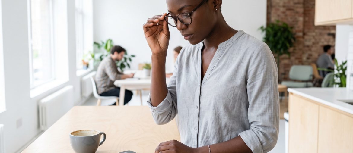 Femme consultant une tablette dans un bureau lumineux