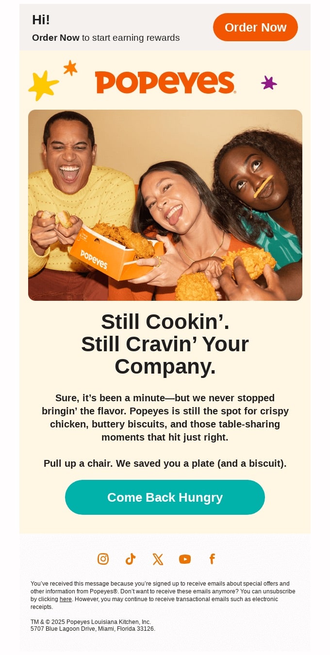 Gruppe die Popeyes Hähnchen isst