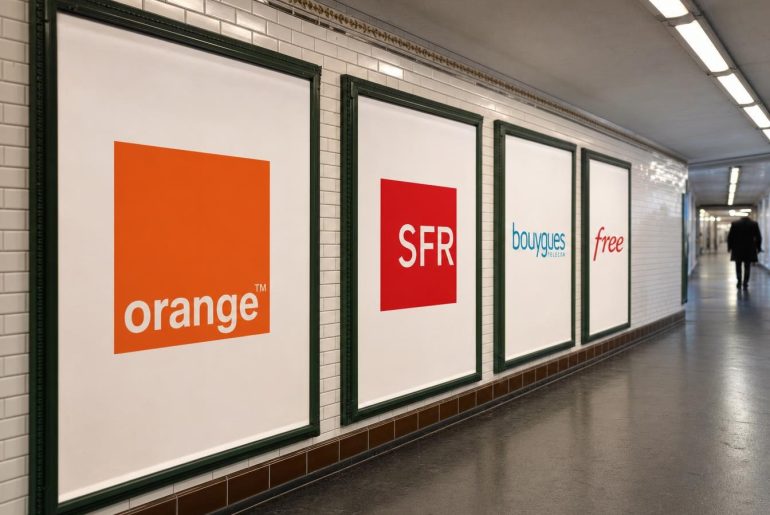 Affiches des quatre opérateurs mobiles français Orange, SFR, Bouygues Telecom et Free dans un couloir de métro parisien