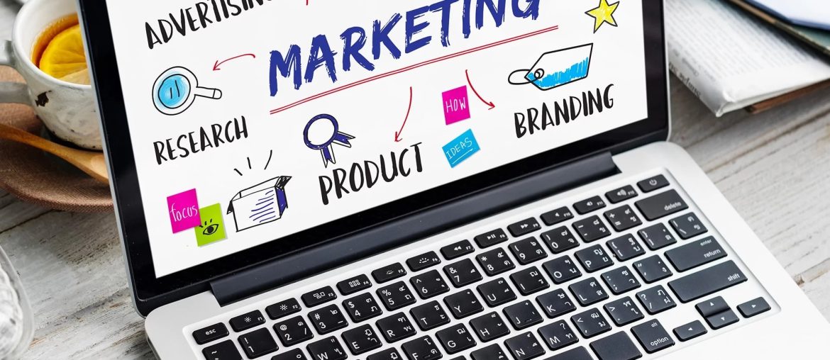Schermo laptop mostra strategie di marketing