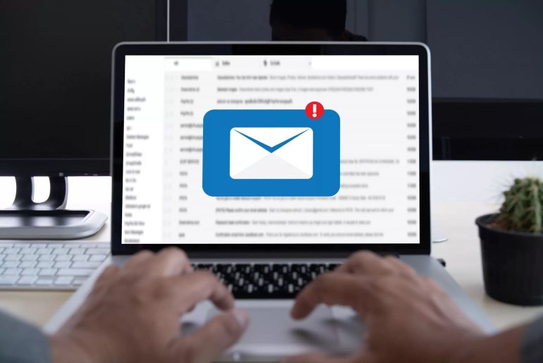 Email su laptop con notifica messaggio ricevuto