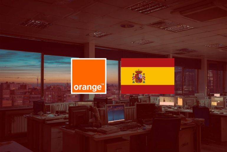 Ufficio con loghi Orange e bandiera spagnola