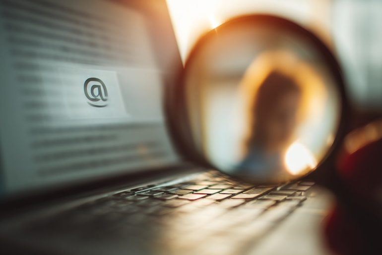 Recherche d'email inversée