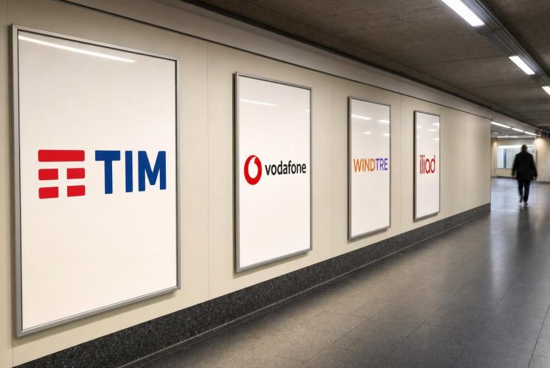 Manifesti degli operatori mobili TIM, Vodafone, WindTre e Iliad in un corridoio della metropolitana