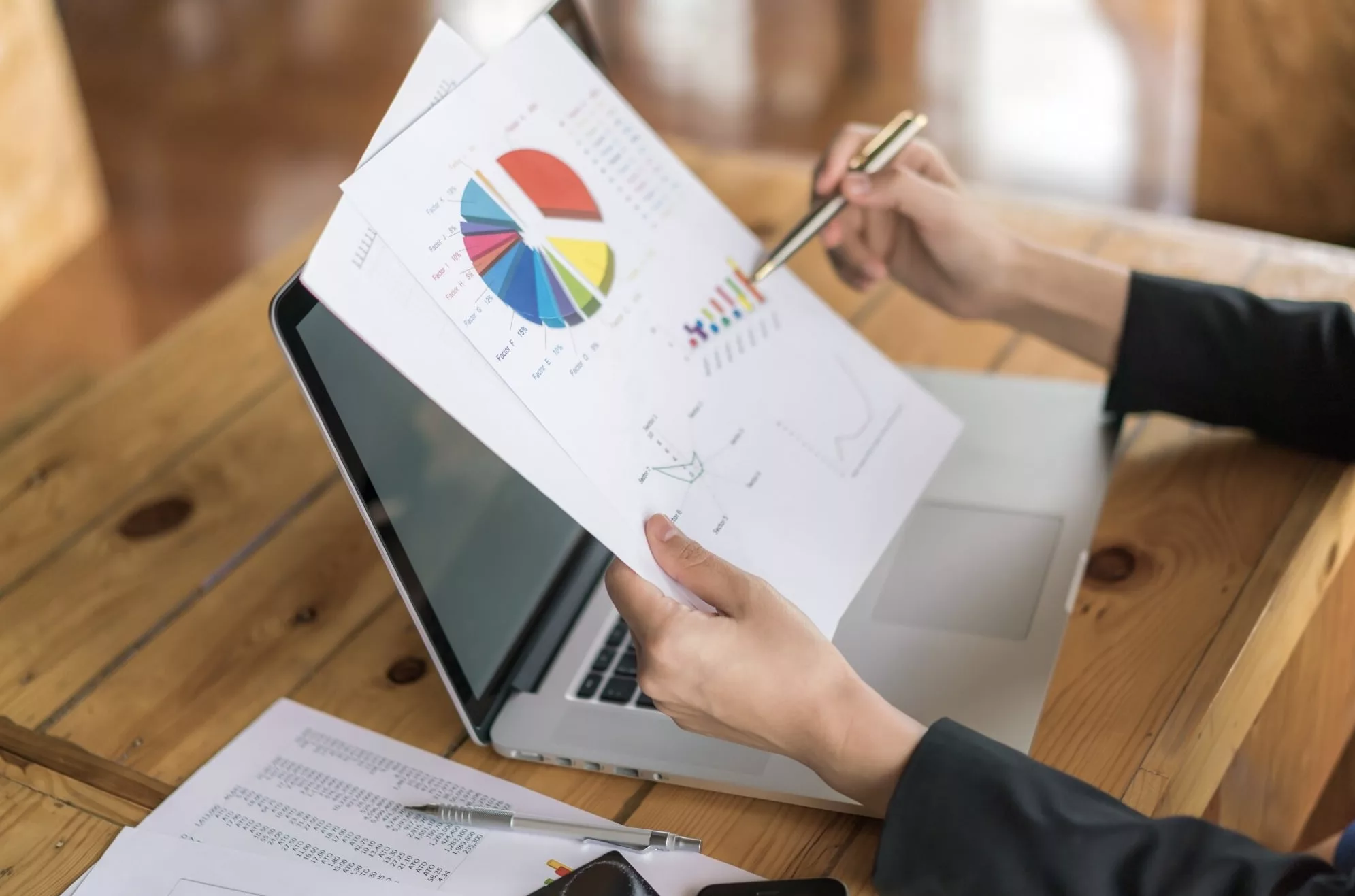 Analisi di documenti finanziari al computer.