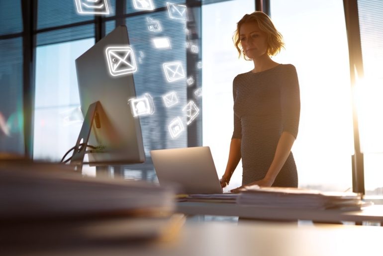 Mulher trabalhando no escritório, ícones de e-mails.