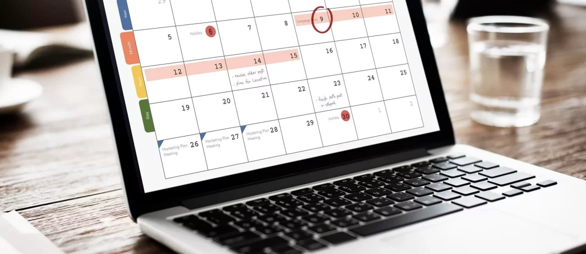 Calendário de marketing 2024: datas e eventos a não perder Calendário mensal na tela do laptop.