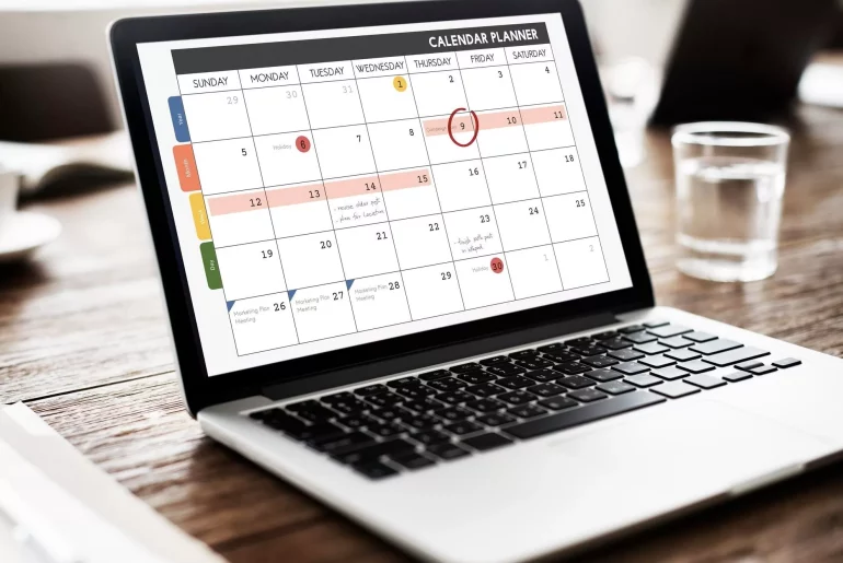 Calendário mensal na tela do laptop.