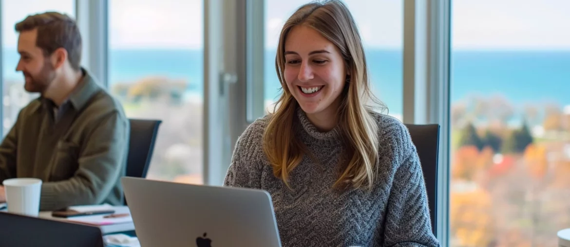 Mulher sorridente trabalhando em laptop.