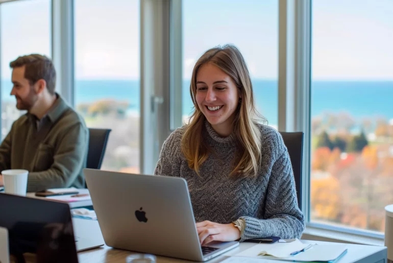 Mulher sorridente trabalhando em laptop.