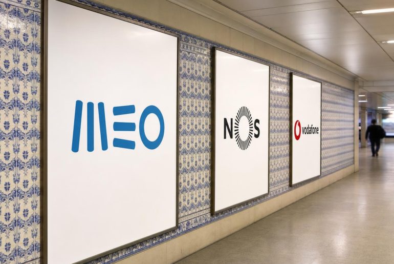 Cartazes das operadoras móveis MEO, NOS e Vodafone num corredor do metro de Lisboa