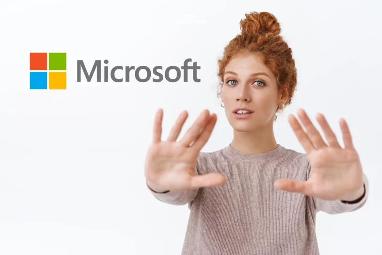 Mulher mostrando logotipo Microsoft com as mãos estendidas