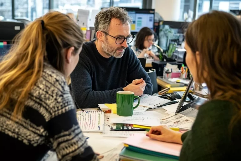 Reunião de grupo no escritório com documentos.