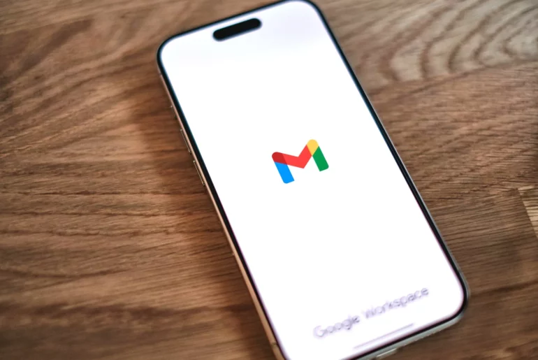 Logo Gmail em smartphone, tela inicial.