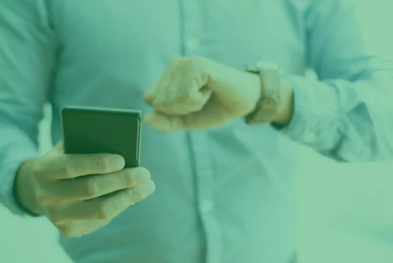 Qual é o melhor momento para enviar um SMS profissional e captar a atenção?